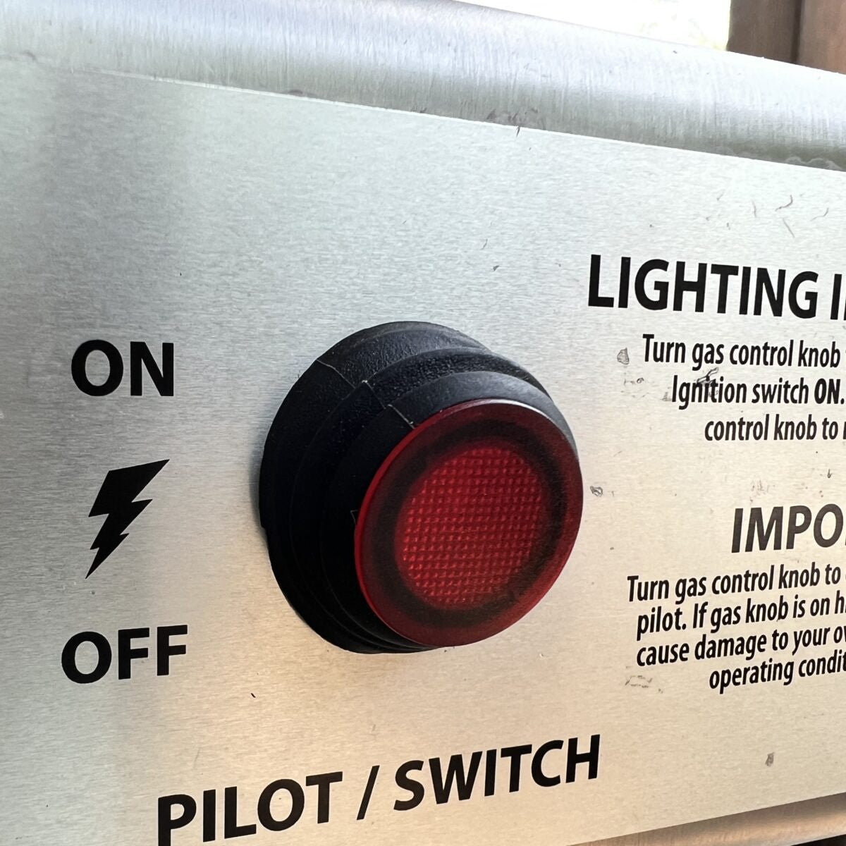 Electronic ignition control and pilot switch on the HPC Fire Forno de Pizza Di Napoli Series pizza oven
